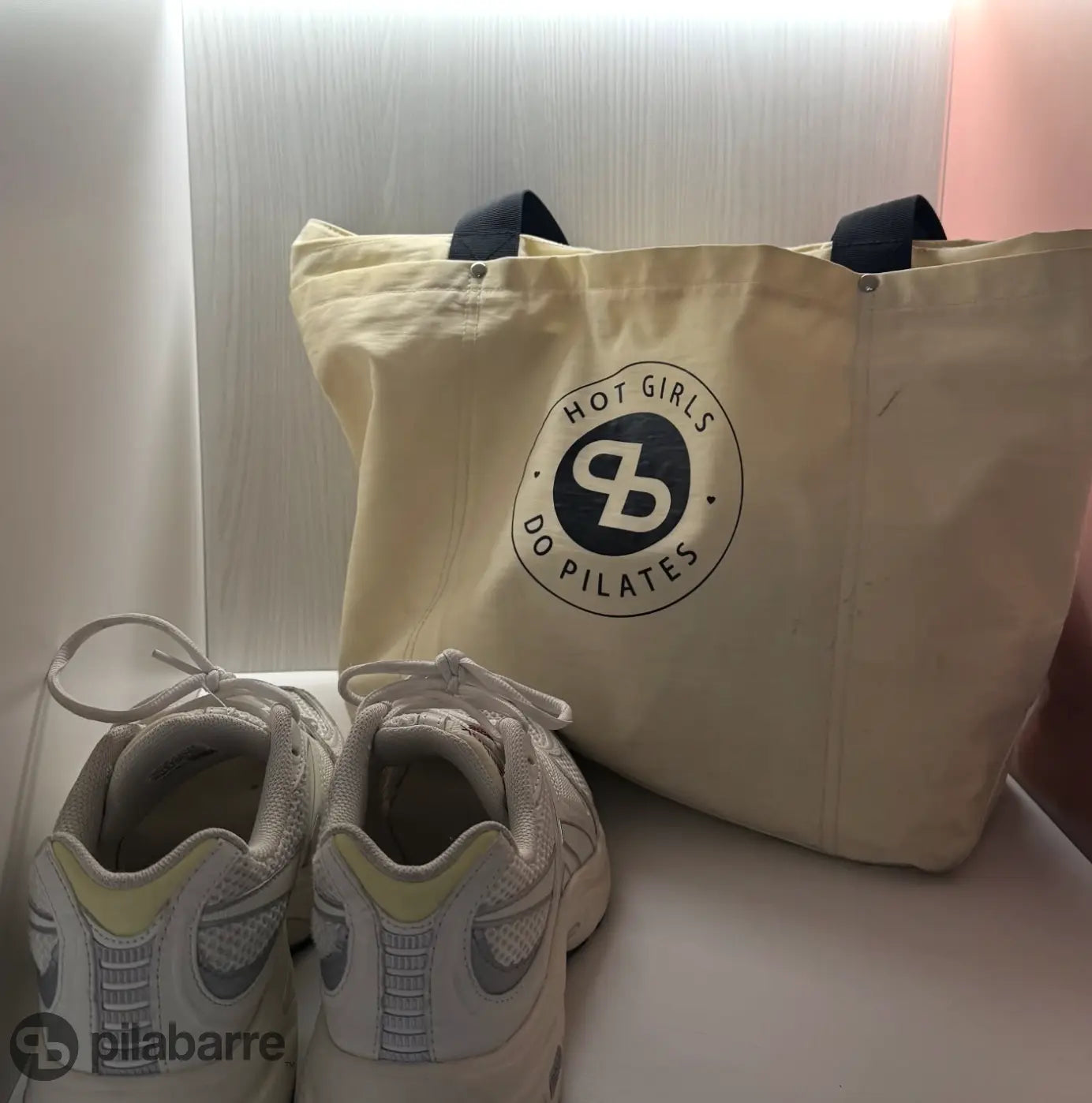 Nylon "Hot Girls Do Pilates" Tote Pila-Barre Pila-Barre