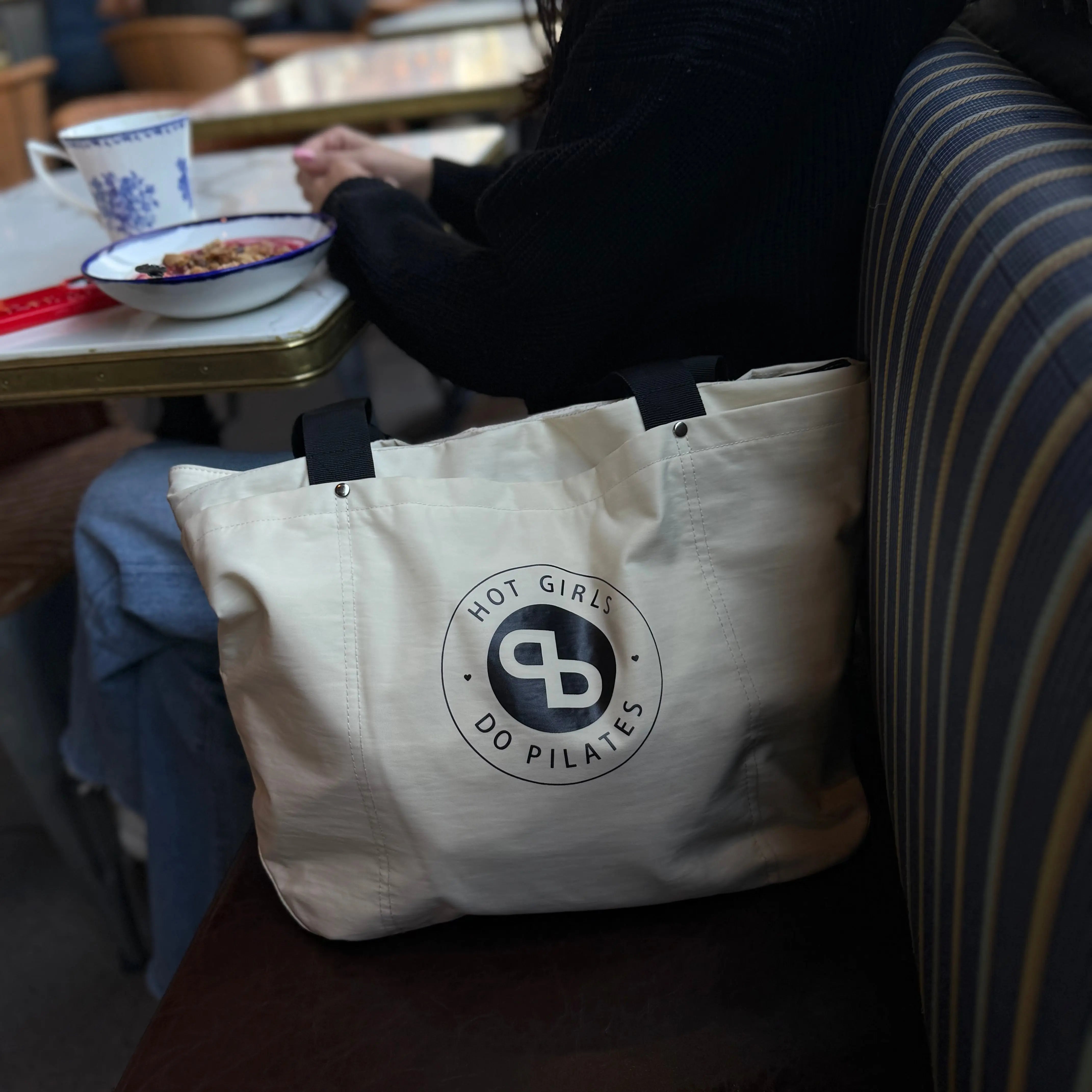 Nylon "Hot Girls Do Pilates" Tote Pila-Barre Pila-Barre