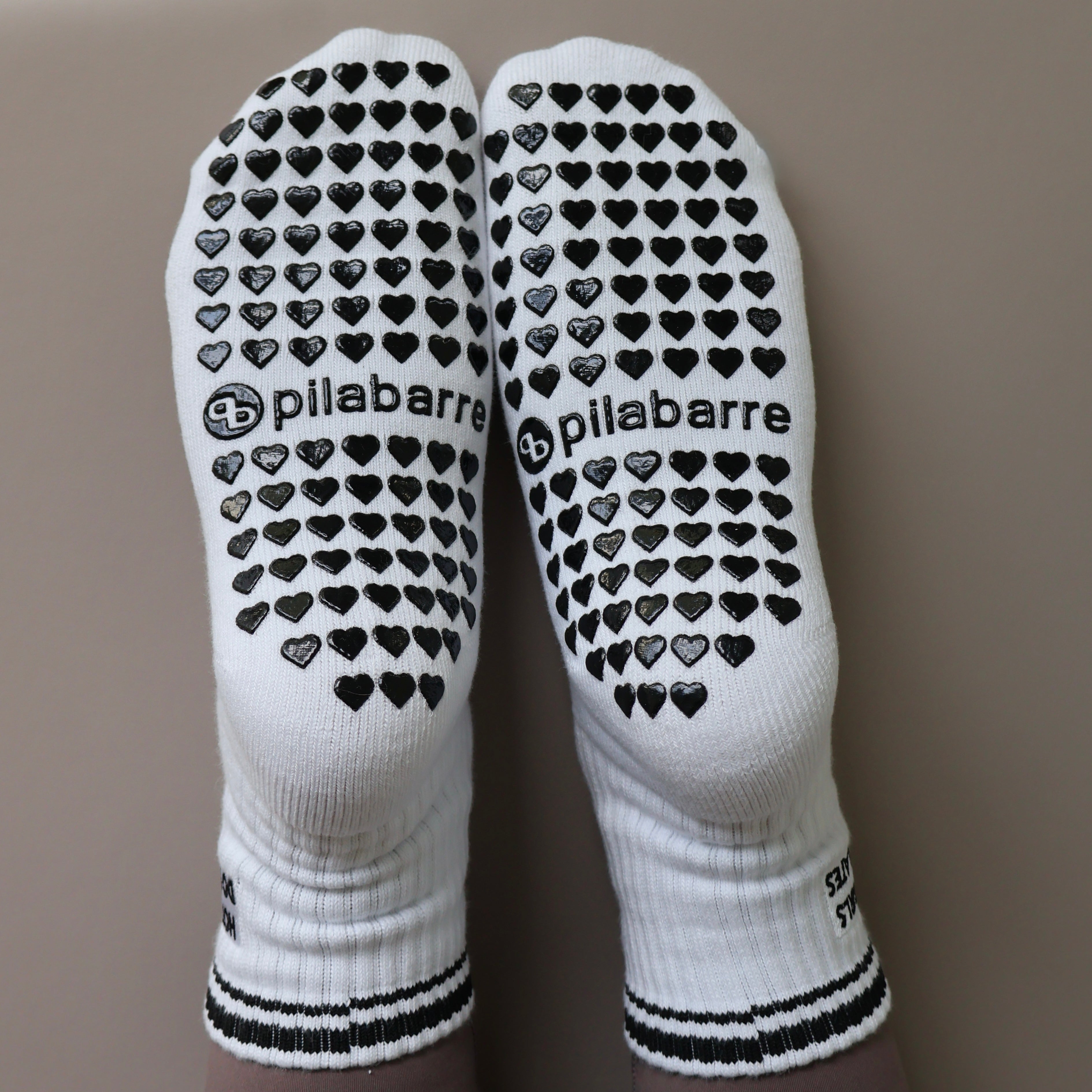 Hot girls do pilates grip socks - white/black - grips