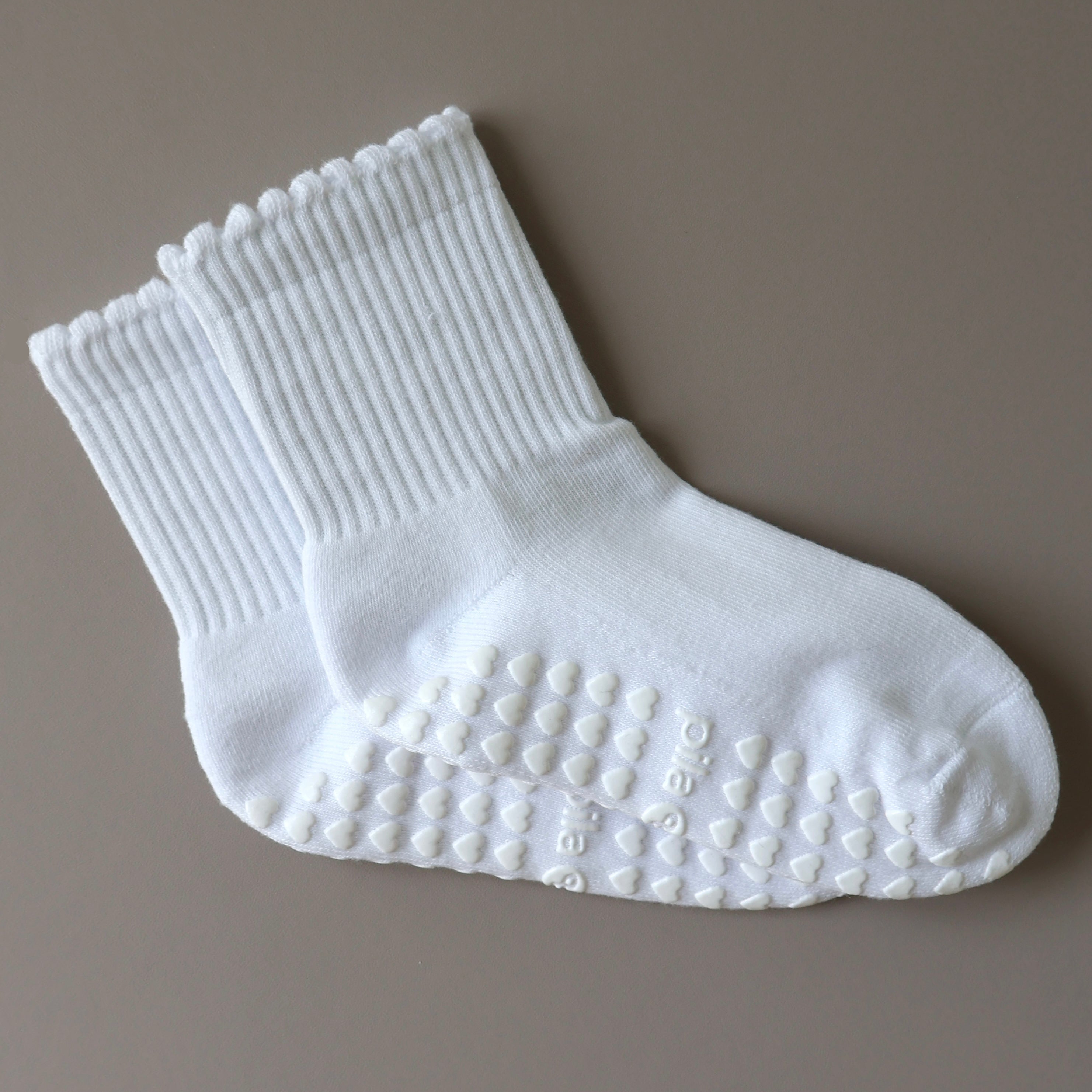 Pila Plain best white ruffle barre socks
