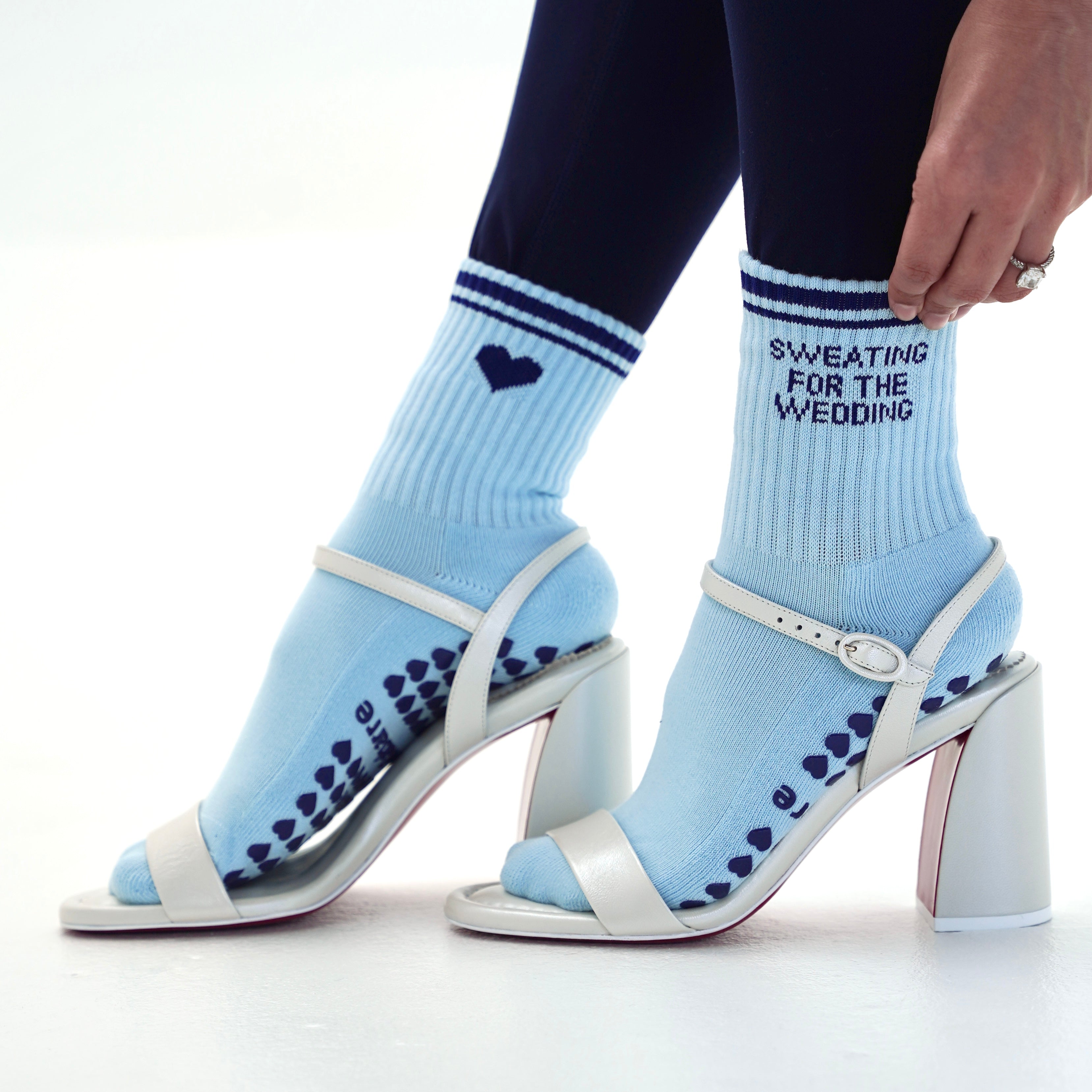Sweating for the wedding pilates socks in blue