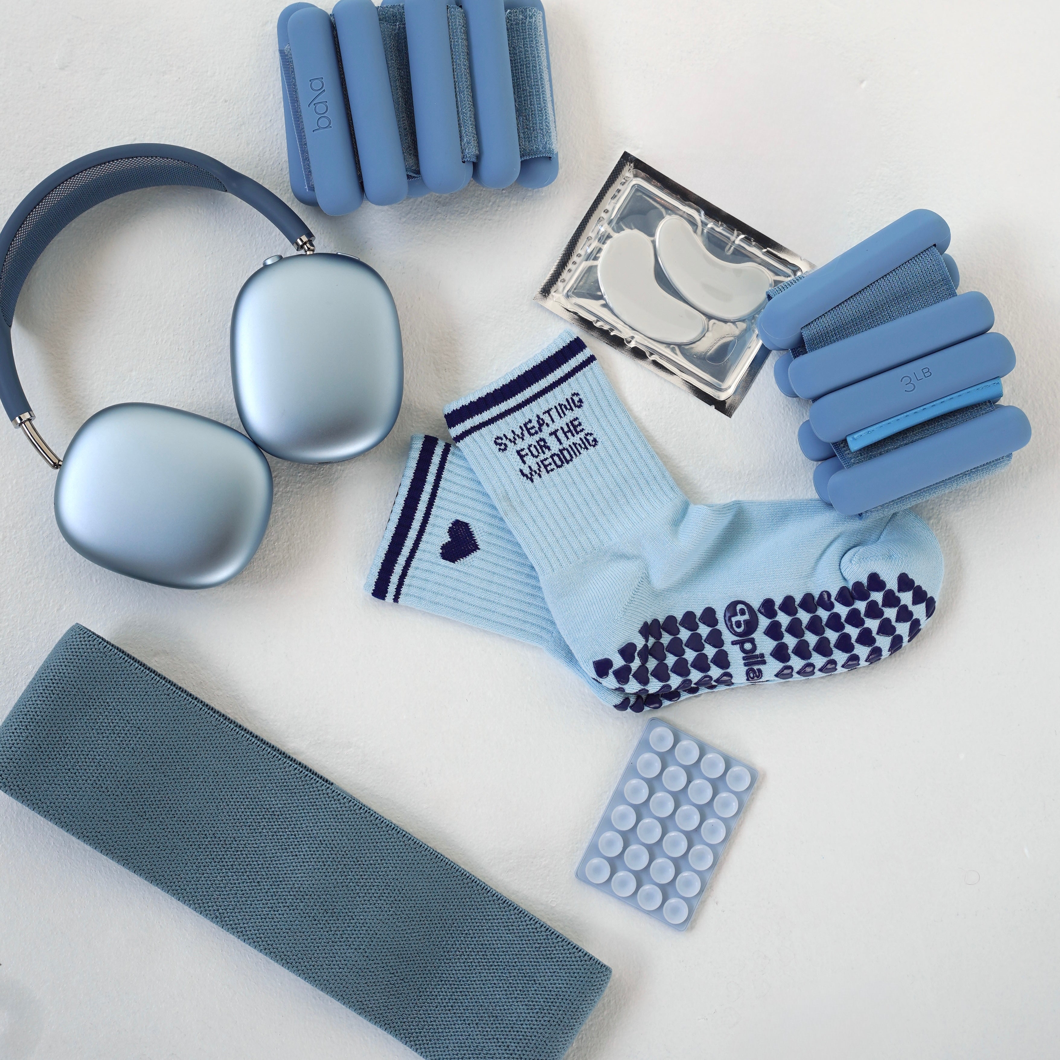 Sweating for the wedding grip socks in blue - with pilates accessories